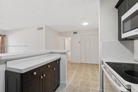 Condo in Hialeah, Florida, 2 bedrooms  № 1953743 - photo 7