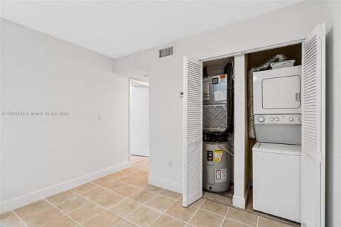 Condo in Hialeah, Florida, 2 bedrooms  № 1953743 - photo 17