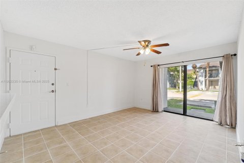 Condo in Hialeah, Florida, 2 bedrooms  № 1953743 - photo 2