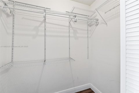 Condo in Hialeah, Florida, 2 bedrooms  № 1953743 - photo 14