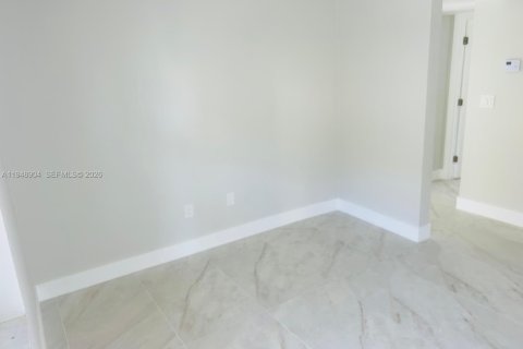 Снять в аренду виллу или дом в Майами, Флорида 2 спальни, 68.75м2, № 2004703 - фото 7