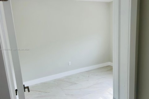 Снять в аренду виллу или дом в Майами, Флорида 2 спальни, 68.75м2, № 2004703 - фото 2