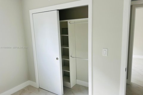 Снять в аренду виллу или дом в Майами, Флорида 2 спальни, 68.75м2, № 2004703 - фото 3