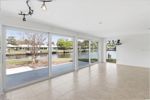 Condo in Crystal River, Florida, 2 bedrooms  № 2104592 - photo 24