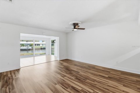 Condo in Crystal River, Florida, 2 bedrooms  № 2104592 - photo 22
