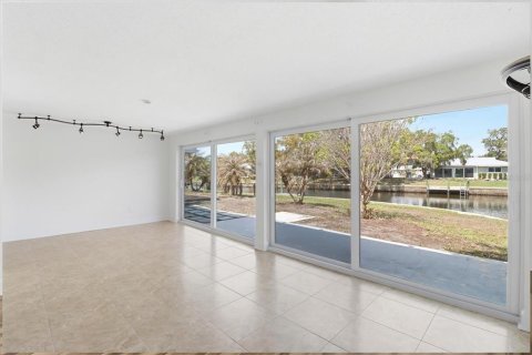 Condo in Crystal River, Florida, 2 bedrooms  № 2104592 - photo 25