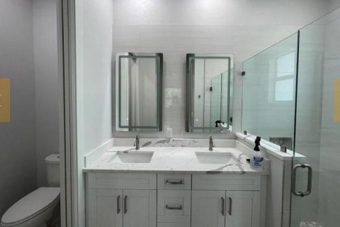 House in Lehigh Acres, Florida 4 bedrooms, 213.68 sq.m. № 1182190 - photo 1