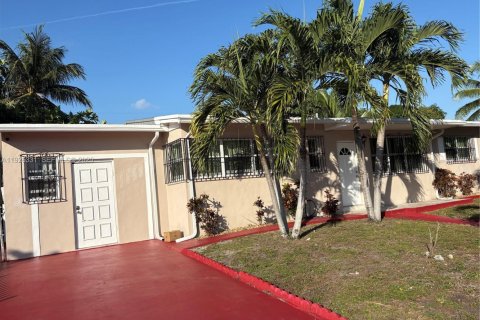 Villa ou maison à Miami Gardens, Floride 3 chambres, 158.49 m2 № 1984722