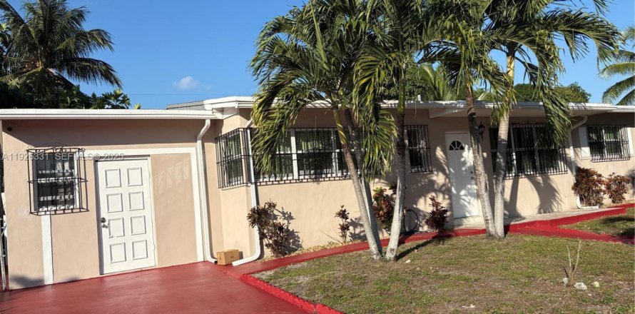 Villa ou maison à Miami Gardens, Floride 3 chambres, 158.49 m2 № 1984722