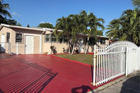 Villa ou maison à louer à Miami Gardens, Floride: 3 chambres, 158.49 m2 № 1984722 - photo 3