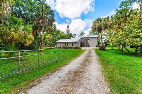 House in Jupiter, Florida 5 bedrooms, 230.68 sq.m. № 2185330
