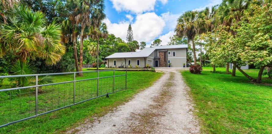 House in Jupiter, Florida 5 bedrooms, 230.68 sq.m. № 2185330