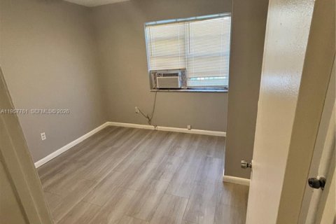 House in Miami, Florida 1 bedroom, 55.74 sq.m. № 2011552 - photo 2