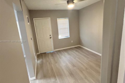 House in Miami, Florida 1 bedroom, 55.74 sq.m. № 2011552 - photo 3