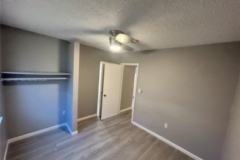 House in Miami, Florida 1 bedroom, 55.74 sq.m. № 2011552