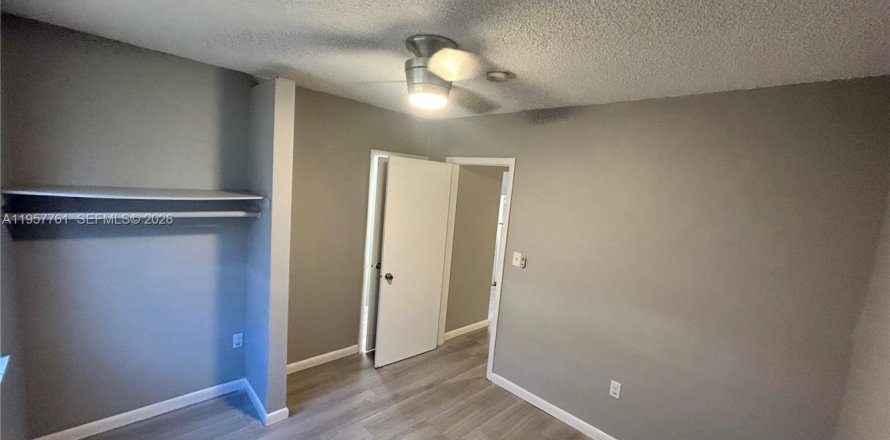 House in Miami, Florida 1 bedroom, 55.74 sq.m. № 2011552