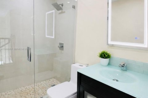 House in Hialeah, Florida 3 bedrooms, 179.86 sq.m. № 2063611 - photo 19