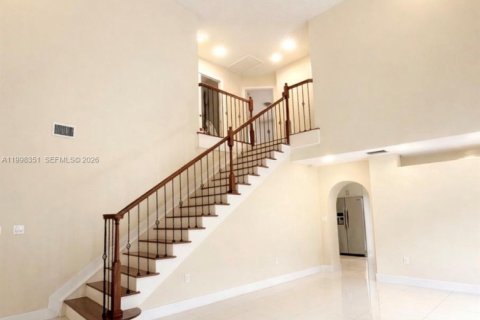 House in Hialeah, Florida 3 bedrooms, 179.86 sq.m. № 2063611 - photo 8