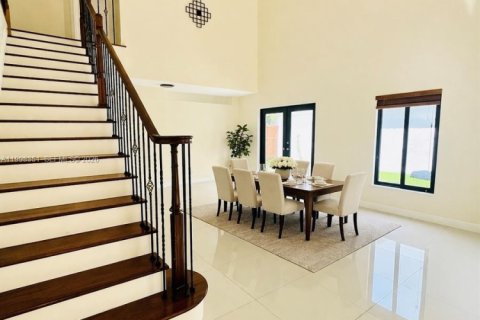 House in Hialeah, Florida 3 bedrooms, 179.86 sq.m. № 2063611 - photo 5