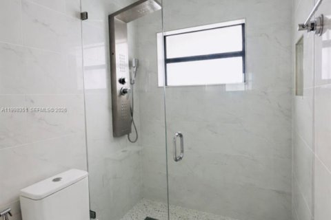 House in Hialeah, Florida 3 bedrooms, 179.86 sq.m. № 2063611 - photo 17