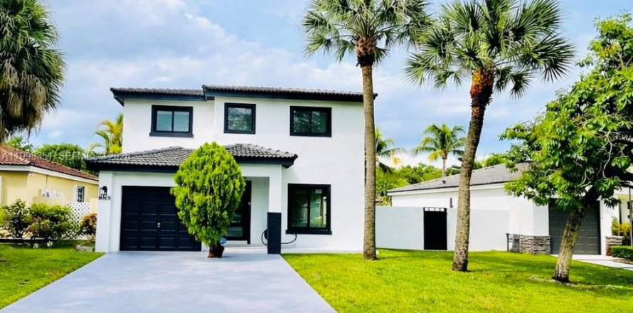 House in Hialeah, Florida 3 bedrooms, 179.86 sq.m. № 2063611
