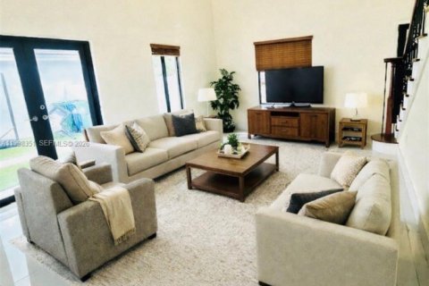 House in Hialeah, Florida 3 bedrooms, 179.86 sq.m. № 2063611 - photo 6