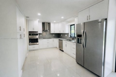 House in Hialeah, Florida 3 bedrooms, 179.86 sq.m. № 2063611 - photo 9