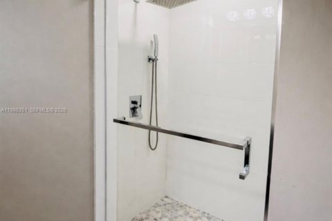 House in Hialeah, Florida 3 bedrooms, 179.86 sq.m. № 2063611 - photo 14