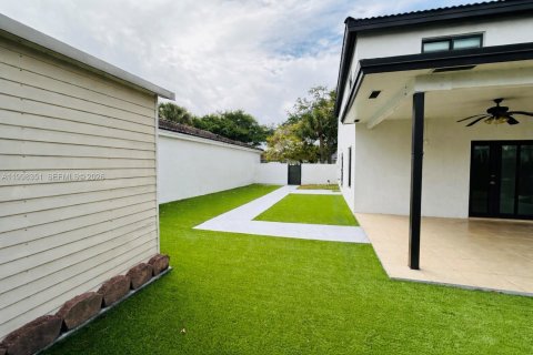 House in Hialeah, Florida 3 bedrooms, 179.86 sq.m. № 2063611 - photo 3