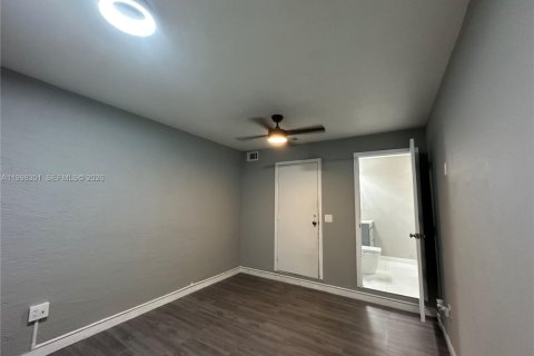 House in Hialeah, Florida 3 bedrooms, 179.86 sq.m. № 2063611 - photo 11
