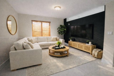 House in Hialeah, Florida 3 bedrooms, 179.86 sq.m. № 2063611 - photo 4