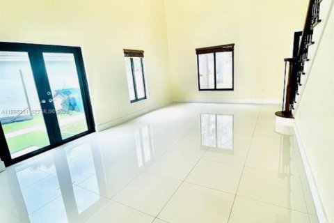 House in Hialeah, Florida 3 bedrooms, 179.86 sq.m. № 2063611 - photo 7
