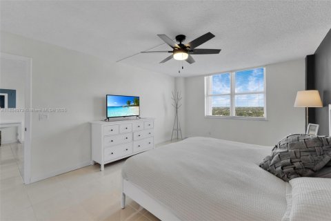 Condo in Lauderdale-by-the-Sea, Florida, 2 bedrooms  № 1794728 - photo 23