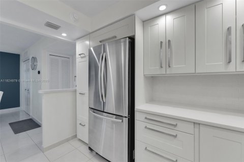 Condo in Lauderdale-by-the-Sea, Florida, 2 bedrooms  № 1794728 - photo 26