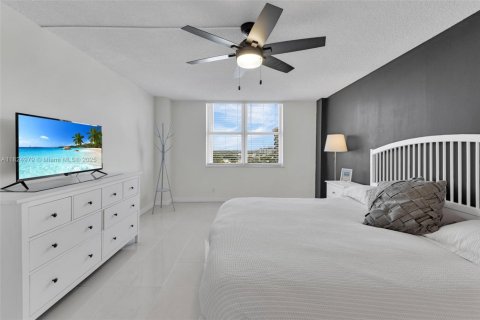 Condo in Lauderdale-by-the-Sea, Florida, 2 bedrooms  № 1794728 - photo 24