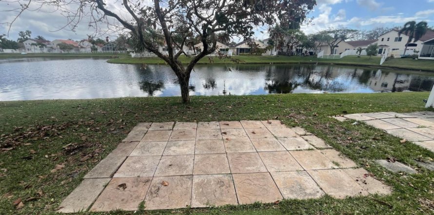 Casa en Hollywood, Florida 3 dormitorios, 172.15 m2 № 1045369