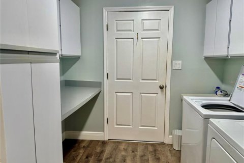 House in Sarasota, Florida 3 bedrooms, 150.97 sq.m. № 1856671 - photo 8