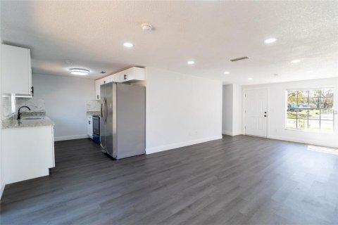 House in Tampa, Florida 4 bedrooms, 109.07 sq.m. № 2239382 - photo 4