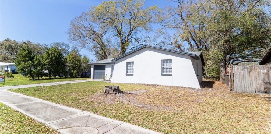 House in Tampa, Florida 4 bedrooms, 109.07 sq.m. № 2239382