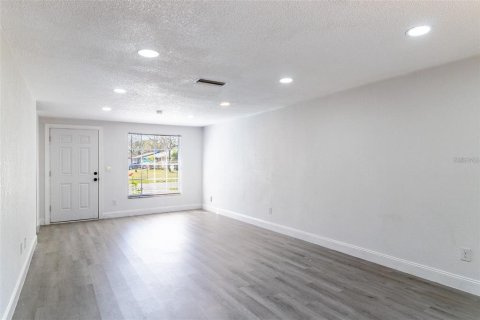 House in Tampa, Florida 4 bedrooms, 109.07 sq.m. № 2239382 - photo 2