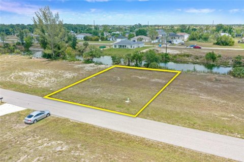 Land in Cape Coral, Florida № 1688338 - photo 1