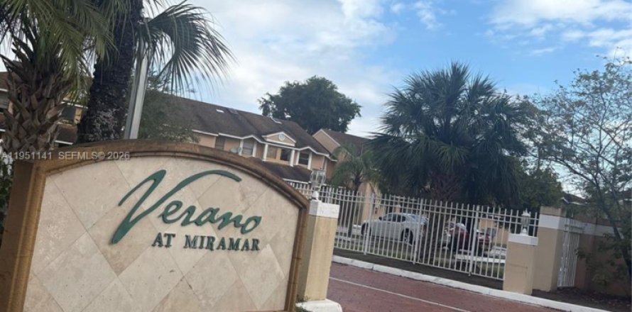 Condo in Miramar, Florida, 2 bedrooms № 2007336