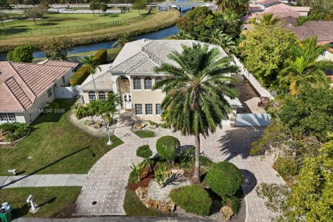 Villa ou maison à vendre à Miami, Floride: 5 chambres, 313.92 m2 № 2170868 - photo 2