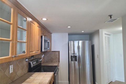 Condo in Miami Beach, Florida, 1 bedroom  № 1952803 - photo 4