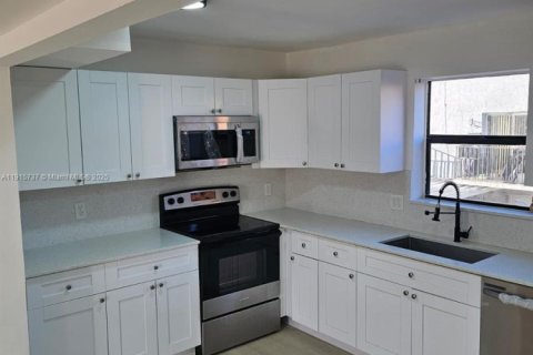 Condominio en venta en Hialeah, Florida, 2 dormitorios, 82.22 m2 № 1971808 - foto 1