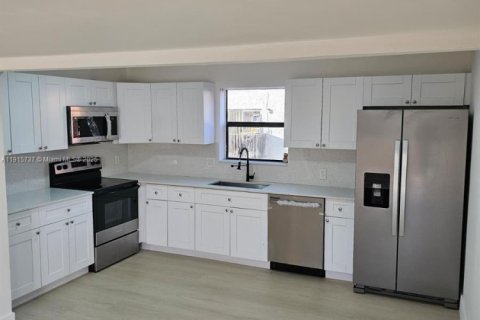 Condominio en venta en Hialeah, Florida, 2 dormitorios, 82.22 m2 № 1971808 - foto 3