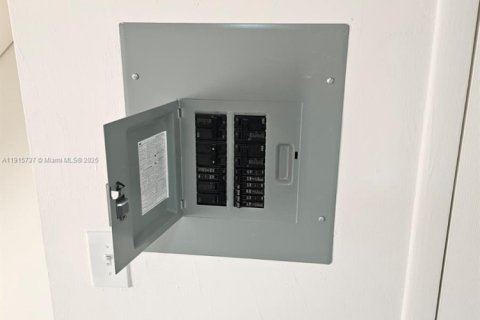 Condominio en venta en Hialeah, Florida, 2 dormitorios, 82.22 m2 № 1971808 - foto 2