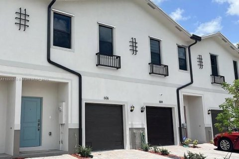 Adosado en alquiler en Florida City, Florida, 3 dormitorios, 136.19 m2 № 1944648 - foto 1