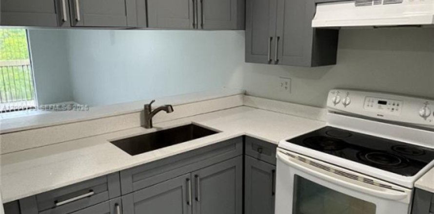 Condo in Tamarac, Florida, 2 bedrooms  № 2069659