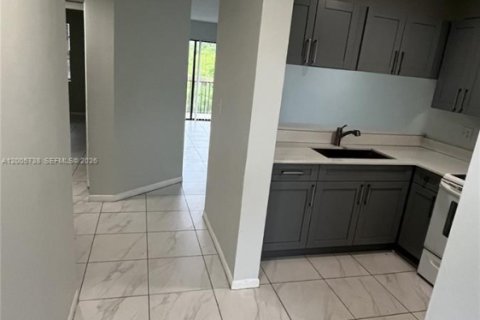 Condo in Tamarac, Florida, 2 bedrooms  № 2069659 - photo 3